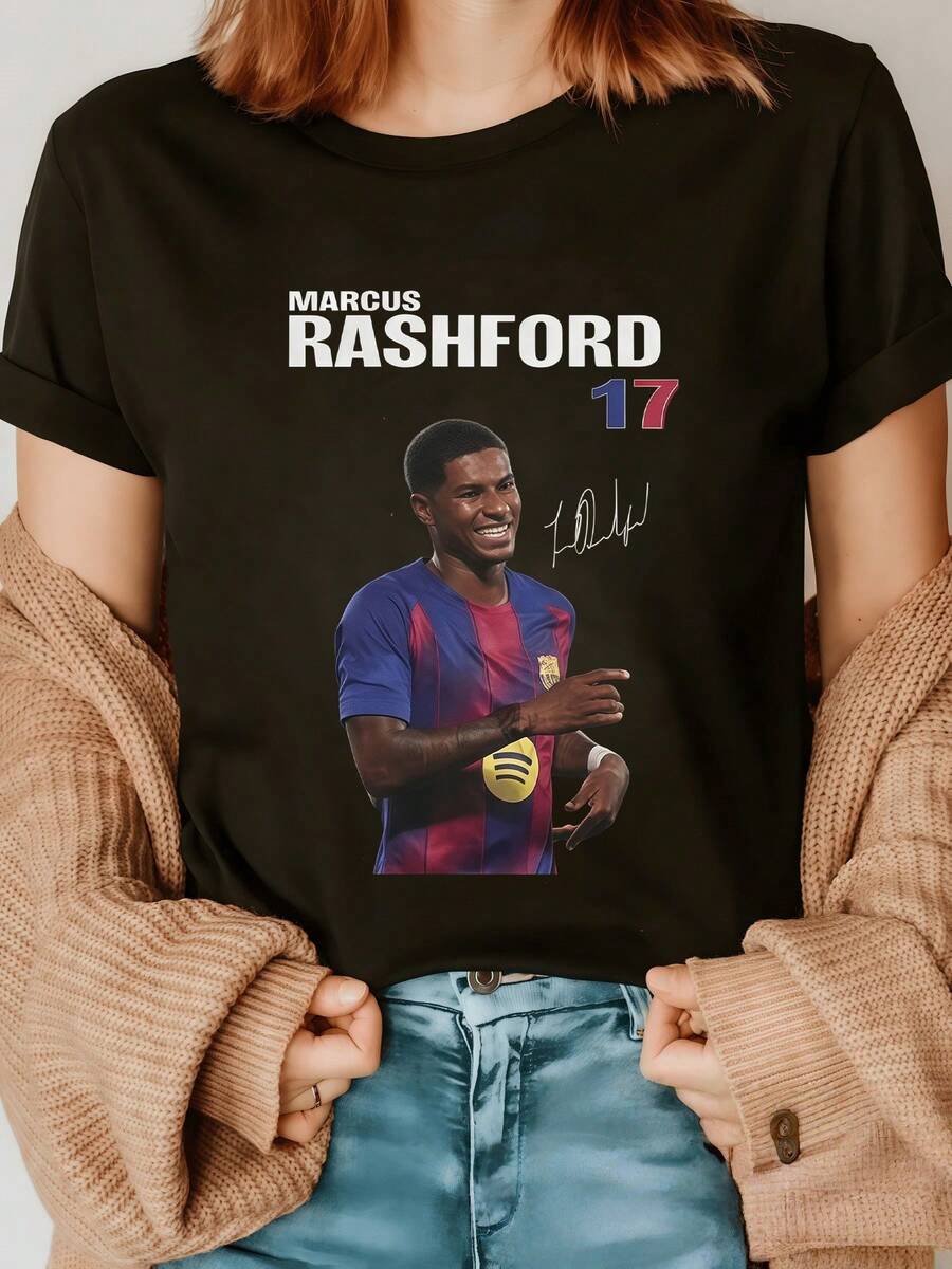 Soccer Player In Blue And Maroon Uniform Showing Energy, Sports Passion And Team Spirit. Ideal For Sports Fans. Women's Casual, Modern, Comfortable T-Shirt For Everyday Wear. - 黑色 - 查看 1