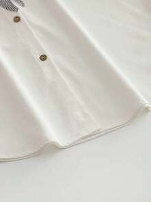 Camisa elegante de mujer de tela tejida blanca, con cuello de pañuelo de seda a rayas, cierre con botones, mangas largas con puños, diseño de hombros caídos, bajo regular. - Blanco - Ver 7