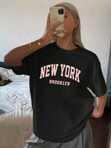Camiseta de cuello redondo y mangas cortas de ropa fashion, fabricada en México, para la temporada primavera-verano 2025. Con estampado de dibujos animados, es un modelo de pareja, apta para usar tanto por dentro como por fuera, ideal para oficina y estilo casual, diseñada para hombres y mujeres, en unidad individual. - Negro - Ver 5