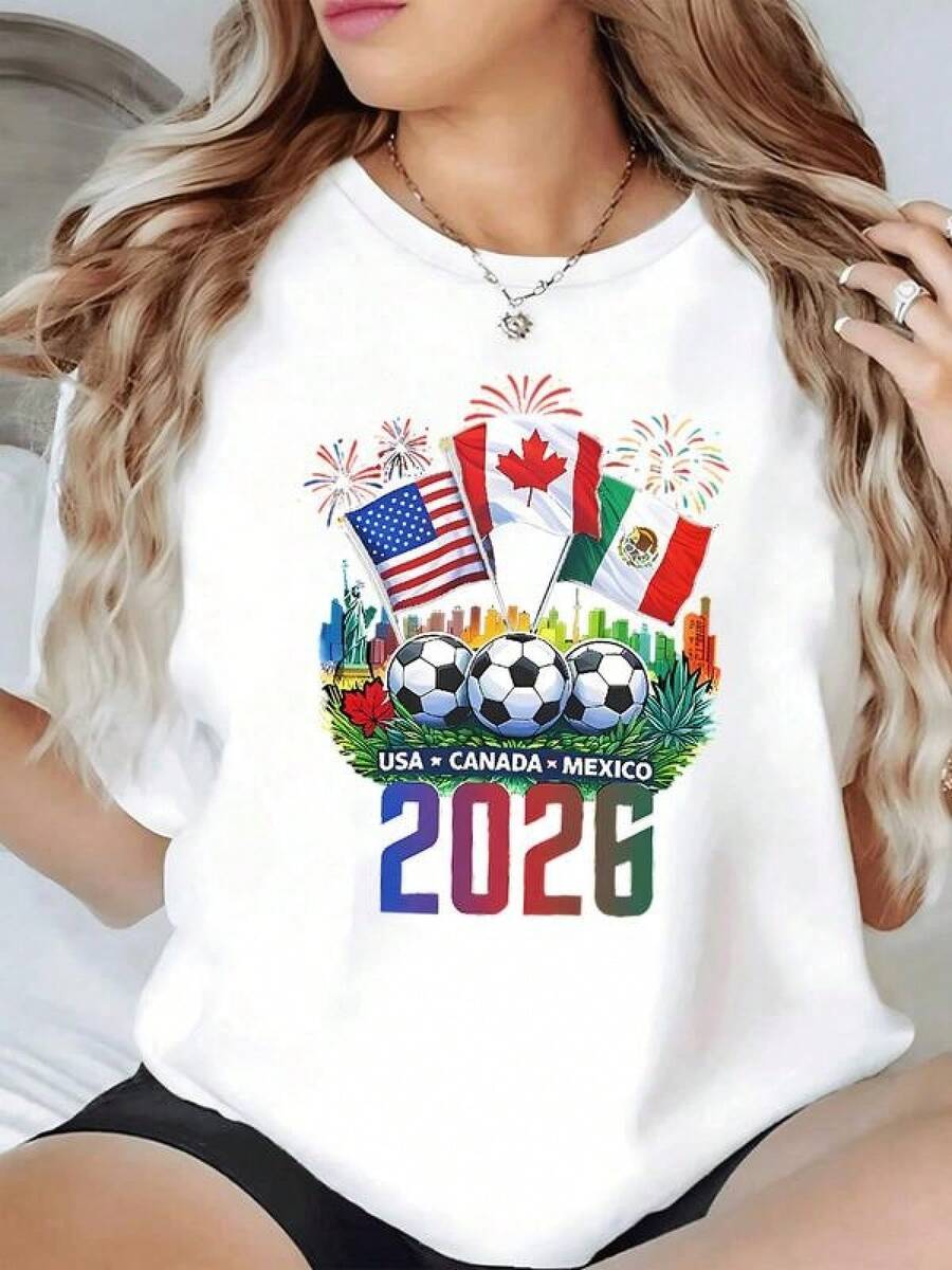 Banderas de Estados Unidos Canadá y México con balones de fútbol y fuegos artificiales que celebran la unión deportiva del torneo 2026 camiseta de mujer casual cómoda y moderna - Negro - Ver 1