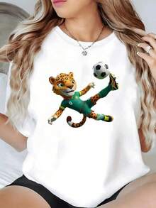 Leopardo animado realizando una acrobacia futbolística simbolizando energía agilidad y pasión deportiva con colores vivos que transmiten fuerza y alegría camiseta de mujer casual moderna y cómoda para uso diario - Negro - Ver 6