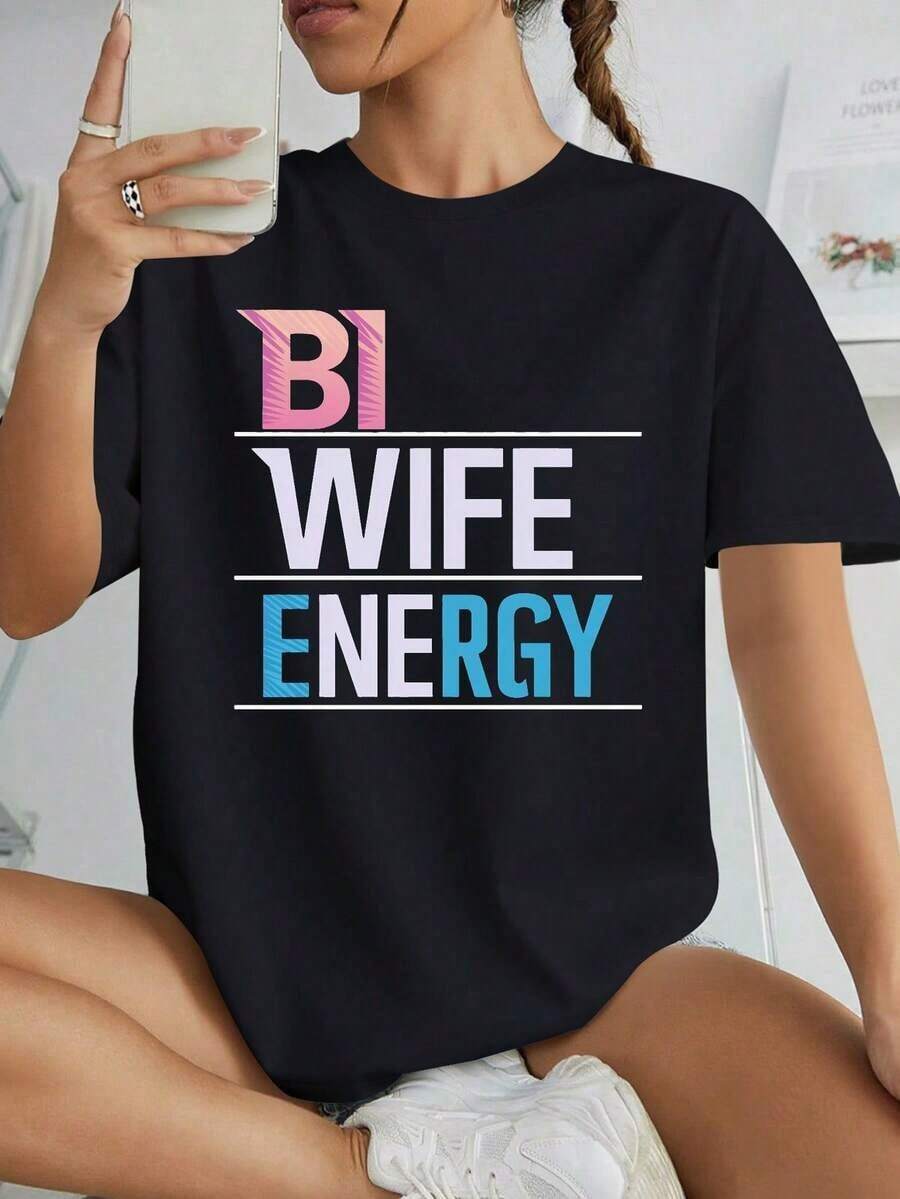 Women's And Unisex Pride Month T-Shirts - LGBTQ Month - With Bilingual Print In Black And Blue "BI WIFE ENERGY" - 100% Cotton - Summer Clothing For Women - LGBTQ Celebration T-Shirt - Short Sleeve T-Shirt - Summer Tops For LGBTQ Celebration - Suitable For Spring, Summer And Autumn. - 黑色 - 查看 1