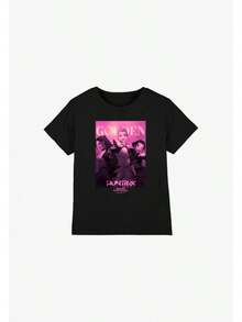 Camiseta unisex de manga corta, negra, estampada con un diseño rosa que muestra a tres personajes femeninas de dibujos animados, así como las palabras "GOLDEN", "HUNTRX" y "". - Negro - Ver 1