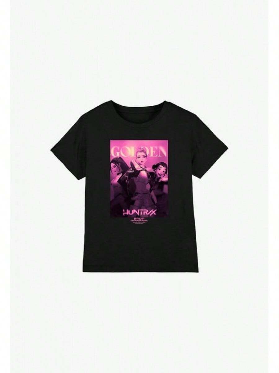 Camiseta unisex de manga corta, negra, estampada con un diseño rosa que muestra a tres personajes femeninas de dibujos animados, así como las palabras "GOLDEN", "HUNTRX" y "". - Negro - Ver 1