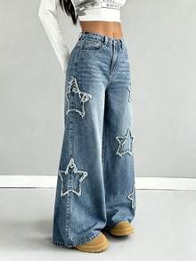 Unos jeans anchos de mezclilla azul con parches de estrellas y flecos. Este pantalón recrea un estilo casual y nostálgico de la era Y2K. - Azul - Ver 4