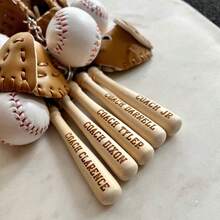 Llavero de béisbol de acero inoxidable | Etiqueta de bolsa de béisbol mini | Personalizado para juego de béisbol | Regalo para equipo de béisbol | Regalo para atleta | Llavero para mochila - Multicolor - Ver 2