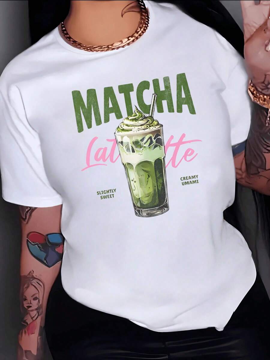 Vaso de matcha latte con crema y hielo que evoca frescura natural equilibrio entre dulzura suave y sabor terroso inspirando energía calmada y momento de bienestar camiseta de mujer casual moderna cómoda para uso diario - Blanco - Ver 1
