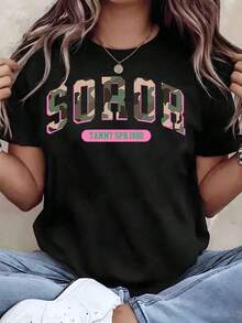 Soft, Breathable, And Lightweight For All-Day Comfort. Women's T-Shirt With Camouflage Print And "Soror" Text, Crew Neck, Relaxed Fit, Casual Wear, Gift Idea. AKA Sorority 220g. Classic Crew Neck With A Relaxed Fit That Flatters All Body Shapes And Is Easy To Pair With Jeans, Shorts, And Leggings. - 黑色 - 查看 6