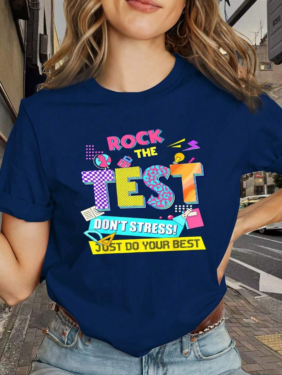 Camiseta de mujer cómoda y elegante "Examen Sin Estrés, ¡A Dividirlo!" con estampado de profesor para el día del examen, ideal para conjuntos de amistad. Camiseta de mujer de cuello redondo, holgada, casual, a la moda, versátil, cómoda y agradable para la piel, con estampado personalizado para conjuntos de amistad. MHVW - Azul - Ver 1