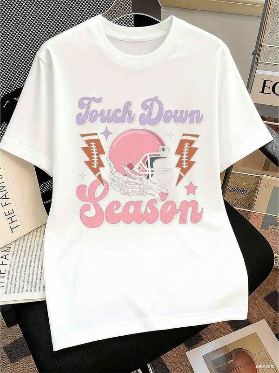 Camiseta blanca de mujer, 180g,% algodón, estampada con un casco de fútbol americano y un motivo de estrella de la temporada de touchdowns, corte holgado, cuello redondo, manga corta, estilo casual, para usar en el día del partido, un gran regalo para los amantes de las Escrituras, lavable aáquina y adecuada para todas las estaciones. - Negro - Ver 1