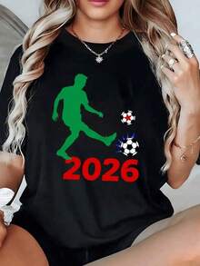 Figura de futbolista verde pateando un balón con el número 2026 en rojo simbolizando pasión y energía deportiva para celebrar el espíritu del torneo camiseta de mujer casual moderna cómoda para fanáticas del fútbol - Negro - Ver 6