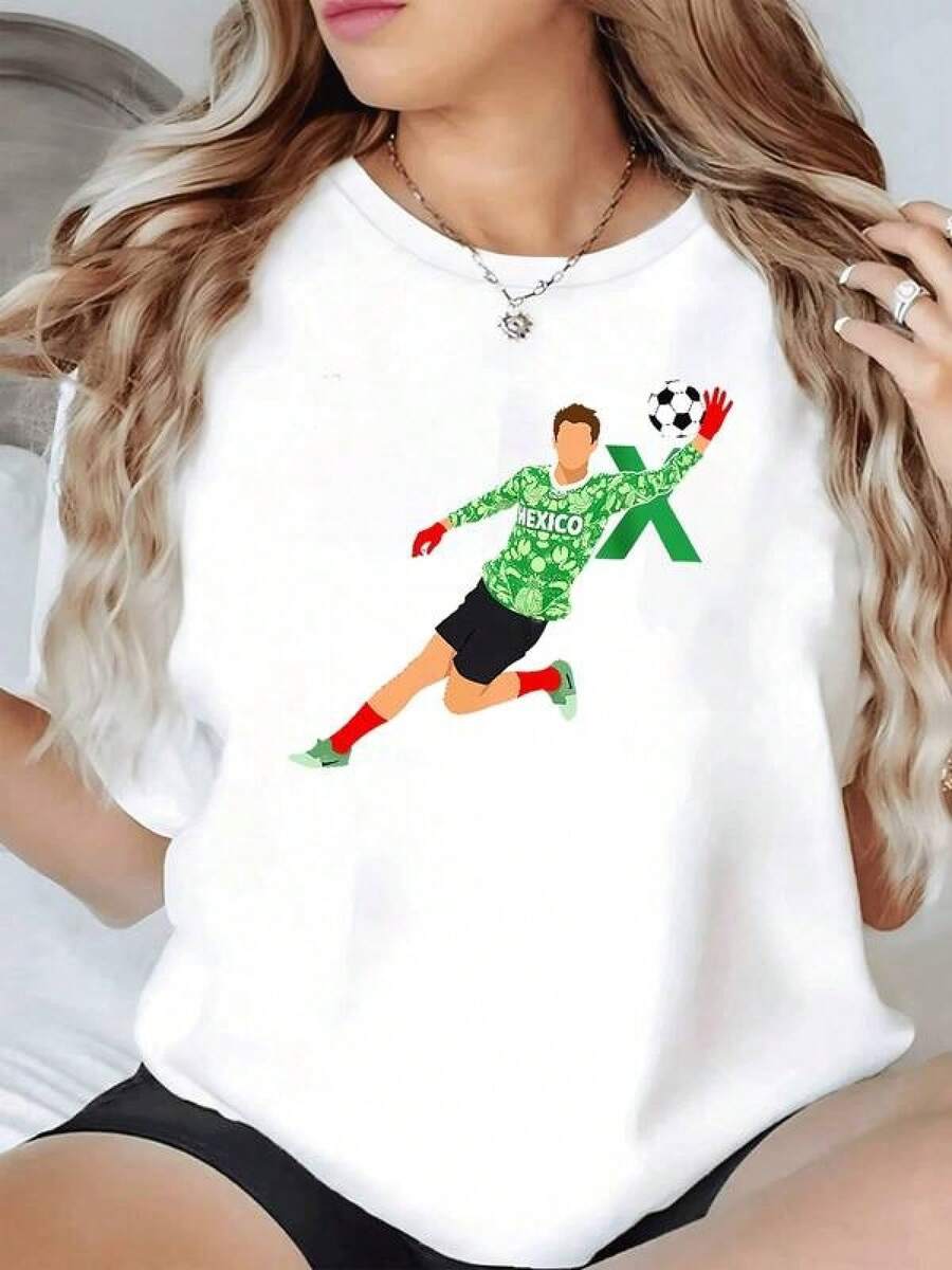 Figura de un portero mexicano en pleno salto con fondo de patrones verdes que evocan la energía del fútbol y la pasión nacional camiseta de mujer con estilo deportivo casual y moderno para uso diario - Negro - Ver 1