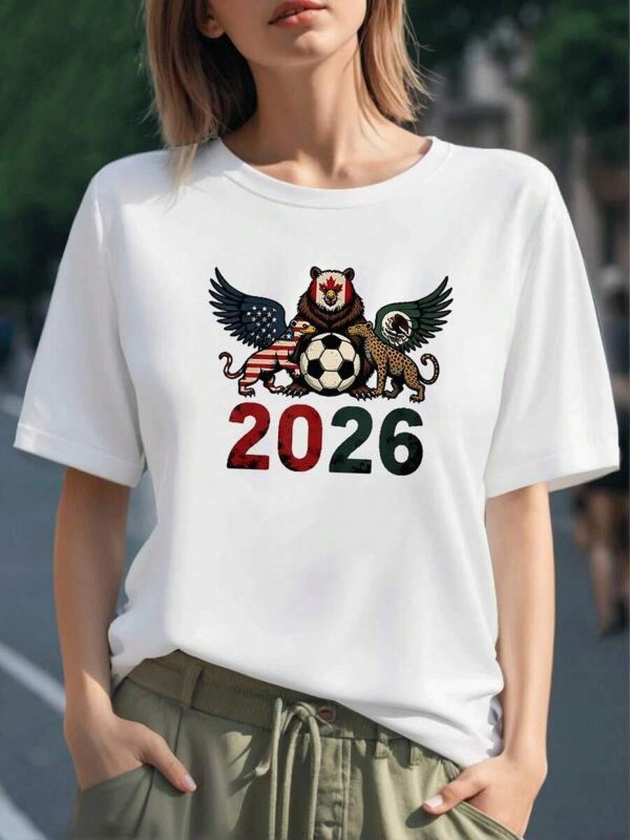 Tres animales representando la unión de Estados Unidos Canadá y México protegendo un balón con el número 2026 simbolizando pasión por el fútbol camiseta de mujer 100% algodón - Negro - Ver 1