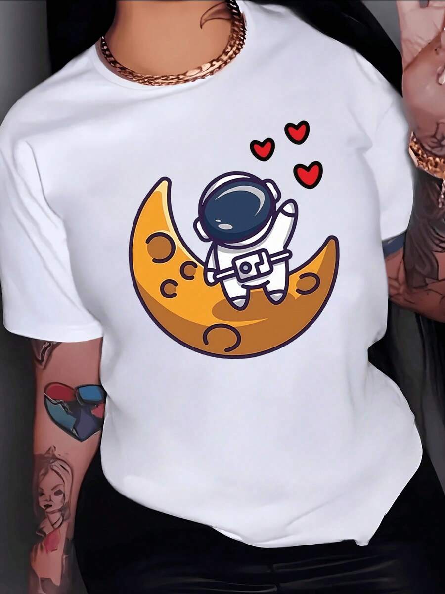 Astronaut Floating On A Golden Moon Sending Red Hearts Into The Universe, Symbol Of Dreams, Love And Adventure In Space. Women's Casual, Modern And Comfortable T-Shirt - 白色 - 查看 1