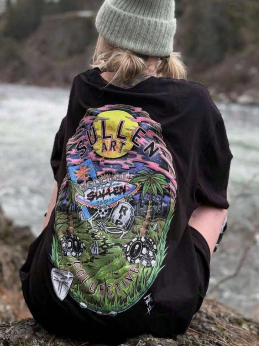 Camiseta Casual para Mujer Sullen Art Las Vegas con Estampado Gráfico de Tatuaje Retro en la Espalda, Estilo Vintage, Oversize, Manga Corta, Cuello Redondo, Estética Y2K, Estilo Punk Rock, Moda Urbana, Ligera, Transpirable y Cómoda para Uso Diario, Ideal para Festivales de Música, Parques de Skate, Aventuras al Aire Libre, Exposiciones de Tatuajes, Salidas Casuales, Regalo para Entusiastas de la Cultura del Tatuaje y Alternativa. UZYF - Negro - Ver 1