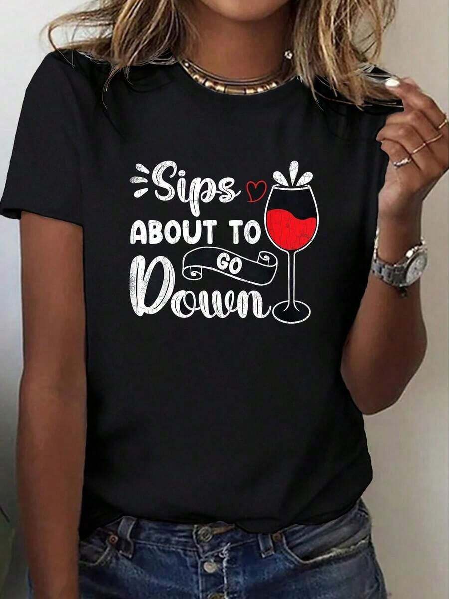Camiseta de Mujer con Estampado de Vino "Sips About To Go" - Camiseta de Manga Corta y Cuello Redondo 100% Ligera con un Divertido Diseño de Copa de Vino - Imprescindible para Fiestas, Vacaciones y Uso Casual - El Regalo Perfecto para Amantes del Vino, Ropa Cómoda para el Hogar, Tela Transpirable, Estampado Elegante, La Mejor Opción para Fiesteros - Camiseta de Mujer - Negro - Ver 1