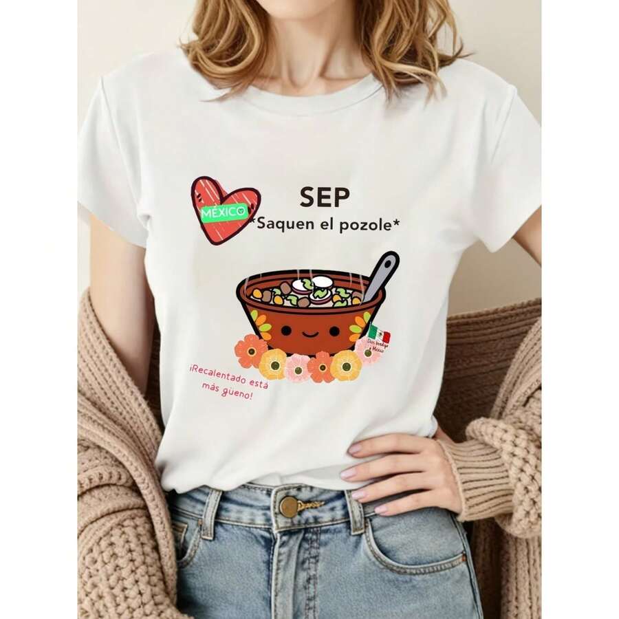 Camiseta patriótica mexicana con un divertido diseño ilustrado de pozole y la frase "Déjenlos sacar el pozole" en un estilo festivo tradicional. - Blanco - Ver 1
