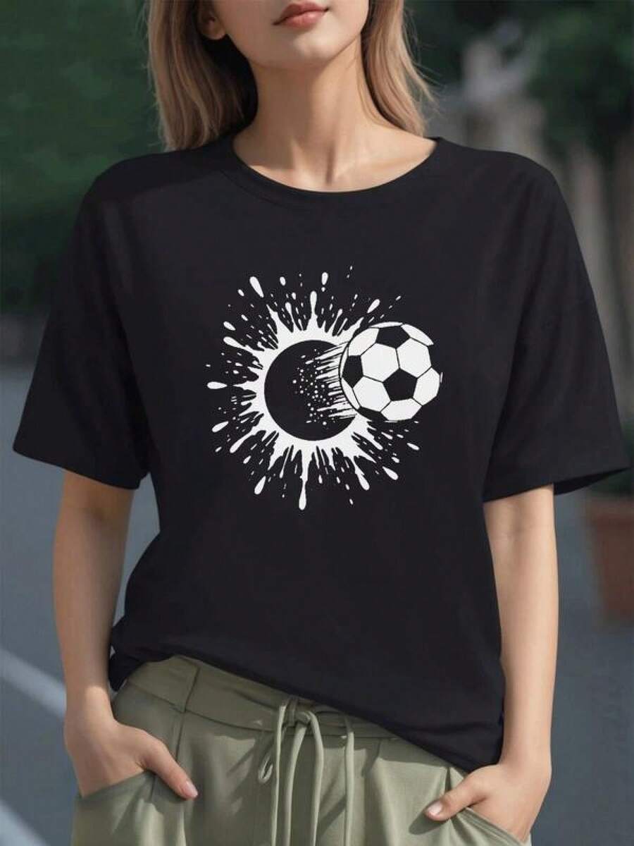 Balón de fútbol estallando con energía sobre fondo dinámico que simboliza pasión fuerza y movimiento en cada jugada camiseta para mujer 100% algodón suave y cómoda para uso diario - Negro - Ver 1