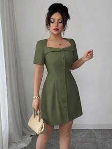 Vestido corto de manga corta con cuello trapezoidal elegante, volantes y botones en la cintura, corte evasé, adecuado para el trabajo, primavera/verano - Verde militar - Ver 4