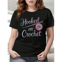 Camiseta unisex de 180 g de ajuste holgado con patrón de croché - Prenda superior suave de color con diseño de croché, imprescindible para entusiastas del croché, ropa hecha a mano lavable a máquina, camiseta de estilo creativo, camiseta de tela cómoda, ropa comunitaria hecha a mano, camiseta - [Negro] - Ver 6