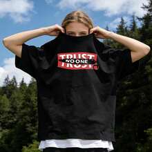 Women's Summer Clothing, Soft And Casual Cotton T-Shirt With Round Neck, Dark Dystopian Style With "Trust No One" Letter Print. White. - 黑色 - 查看 1