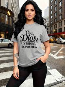 A Classic, Inspirational Religious Phrase In Spanish: "With God, All Things Are Possible." The Letter Print Is  And Stylish; This Simple, Casual, And Versatile Women's Short-Sleeved T-Shirt With A Round Neck Is Suitable For Leisure, Travel, Vacations, And Other Activities. STWB - 淺灰色 - 查看 2