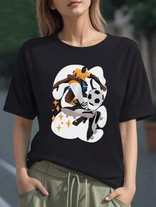 Jugador en pleno salto con balón mostrando energía pasión y movimiento del fútbol con detalles brillantes que transmiten fuerza y velocidad camiseta para mujer 100% algodón cómoda y casual - Negro - Ver 1