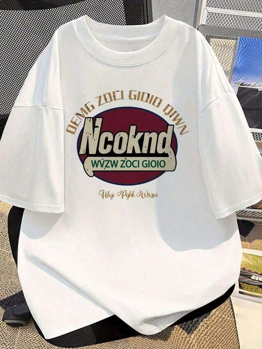 100% Pure Cotton, Breathable And Gentle On The Skin. Classic Crew Neck Design, Slim Fit, And Flattering For All Body Types. Fashionable Print With A Minimalist Style And High-Quality Finish. Unisex Design Perfect For Matching Outfits, Ideal For Everyday Wear, Dates, Leisure, And Streetwear – Versatile And Timeless. - 白色 - 查看 1