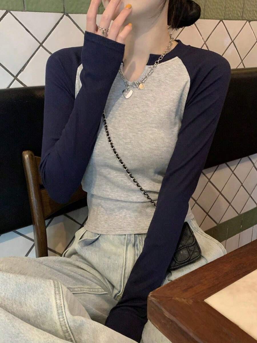 Camiseta elegante de mujer con cuello semiabierto, manga larga y corte ajustado en colores contrastantes. Prenda versátil para estudiantes. - Gris - Ver 1