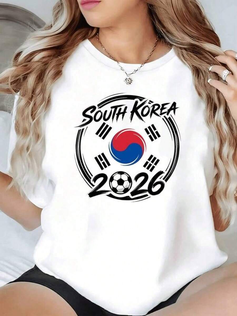 Símbolo circular inspirado en la bandera de Corea del Sur con equilibrio yin yang en rojo y azul rodeado por trigramas y balón representando pasión futbolística 2026 camiseta de mujer casual moderna cómoda para fans deportivas - Negro - Ver 1
