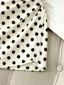 corta ajustado de verano para mujer con diseño elegante y clásico de lunares negros y plisados, regalo de cumpleaños, atuendo para fiestas, festivales, viajes y vacaciones en la playa.Diseño único y versátil, con estilo fashionable. - Blanco y Negro 2 - Ver 3