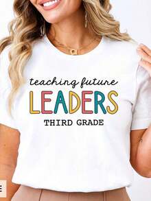 LooseCamiseta de Té de Tercer Grado para cualquier grado, Enseñando a Futuros Líderes, Brillante, Colorida, Retro, Bonita, Talla S a Juego, 3.er Grado, Nuevo Té, Primer Día. Camiseta de algodón grueso de 220 g para mujer. Top blanco para mujer. Confeccionada en 100 % algodón puro, grueso y transpirable. Esta tela gruesa de 220 g ofrece comodidad y durabilidad. Perfecta para el verano, es ideal para el trabajo, el gimnasio, viajes, salidas informales, deportes al aire libre o para usarla en cualquier temporada. Una prenda básica versátil: ideal para la escuela, ropa de calle o simplemente para relajarse en casa. Camisetas de mujer. Camiseta básica de algodón con cuello redondo para mujer. - Blanco - Ver 7