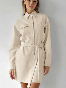Vestido vintage estilo oficina color caqui, cuello solapa, hombros caídos, bolsillos y cinturón ajustable, ideal para otoño e invierno. - Caqui - Ver 4