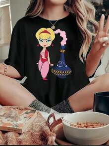 Camisetas Gráficas 'Woman's Choice', Bonita Camiseta de Dibujos Animados con una Rubia con Diadema Roja y Vestido Junto a una Lámpara de Genio Azul, con Atuendos de Verano Caprichosos, Camiseta Oversize para Mujer, Ropa Urbana Casual de Algodón de Manga Corta, Tops de Moda de Mujer, Camisetas de Verano, Camiseta de Corte Holgado, Atuendo Diario, Adecuada para primavera, verano y otoño. - Negro - Ver 7