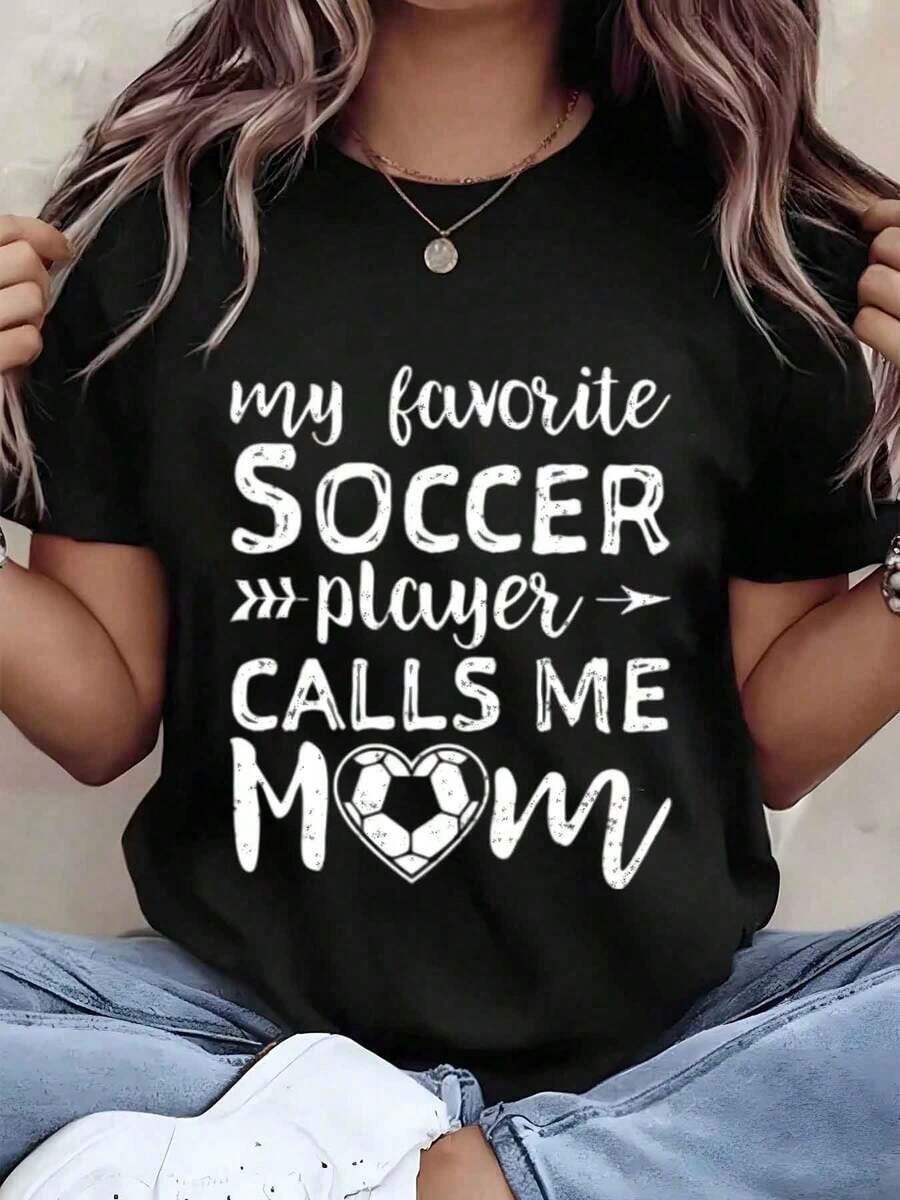 Soft, Breathable, And Lightweight For All-Day Comfort. Women's T-Shirt With A "My Favorite Soccer Player Calls Me Mom" Print, Crew Neck, Casual Style, Ideal As A Gift For Soccer Fans. 220g. Classic Neckline With A Relaxed Fit That Flatters All Body Types And Is Easy To Pair With Jeans, Shorts, And Leggings. - 黑色 - 查看 1