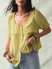 Blusa de verano de mujer con botones frontales, manga corta y volantes en color liso - amarillo ganso - Ver 1
