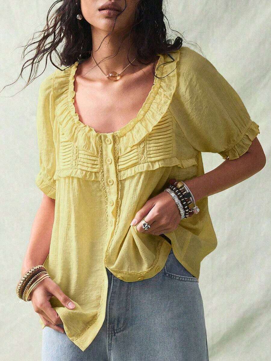 Blusa de verano de mujer con botones frontales, manga corta y volantes en color liso - amarillo ganso - Ver 1