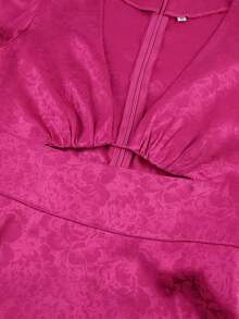 Vestido corto estilo chica atrevida 2026, cuello V con calados y tejido jacquard, manga farol y diseño sensual y moderno. - Rosa - Ver 4