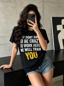 Camiseta con Humor Divertido de Oficina |   No tienes que ser loco para trabajar aquí - Texto amarillo llamativo, camiseta ligera adecuada para todas las estaciones, ideal para compañeros de trabajo, gerentes y entrevistas - Mangas cortas, corte holgado, cuello redondo, estilo básico casual, adecuada para todas las estaciones. - Negro - Ver 1