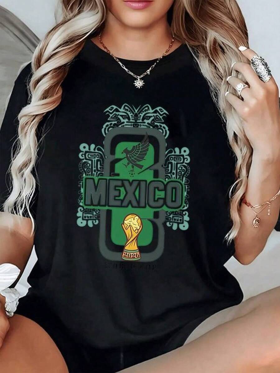Símbolo de orgullo mexicano con motivos aztecas y trofeo dorado que refleja la pasión del fútbol y la unión del pueblo camiseta de mujer casual cómoda perfecta para fanáticas del deporte - Negro - Ver 1