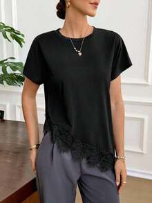 Camiseta casual de mujer de unicolor con parche de encaje y bajo asimétrico, para verano - Negro - Ver 1