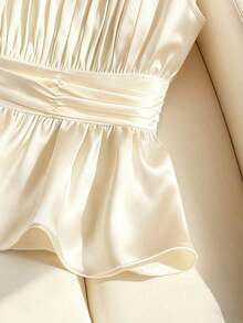 PETITE Top sin mangas con cuello cuadrado de satén crema, cintura elástica y volante en el bajo |   Conjunto romántico para una cita - Albaricoque - Ver 5