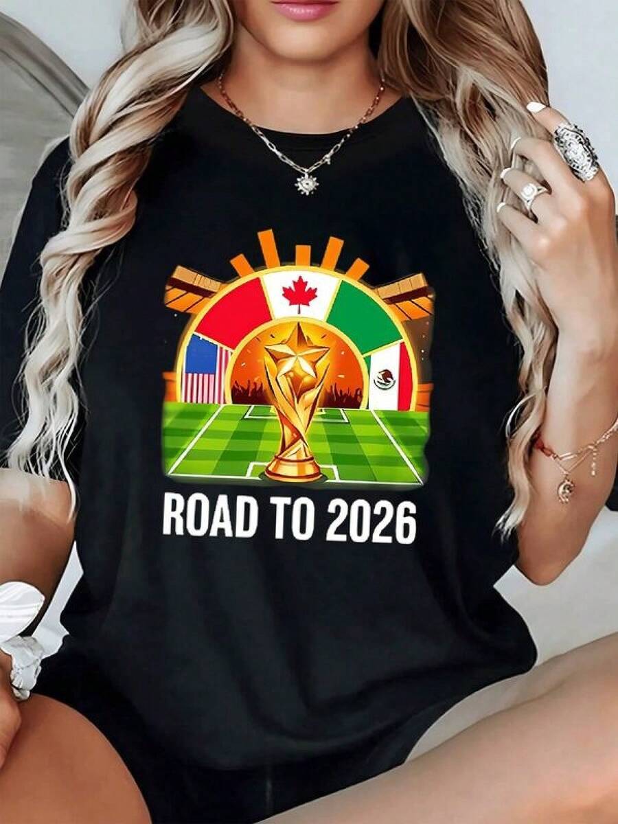 Golden Trophy On A Green Field With Flags Of Mexico, The United States, And Canada Symbolizing Unity, Passion, And The Road To The World Cup. Comfortable Casual Women's T-Shirt For Soccer Fans. - 黑色 - 查看 1
