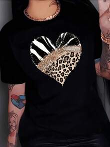 Wild Heart With Golden Glitter Symbolizing Passion And Inner Strength Combined With Stripes Expressing Freedom And Natural Energy. Comfortable, Modern Casual Women's T-Shirt - 黑色 - 查看 1