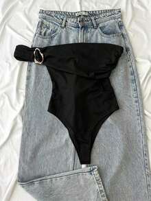 Body elegante de mujer con decoración metálica, de un solo hombro, para el verano - Negro - Ver 1