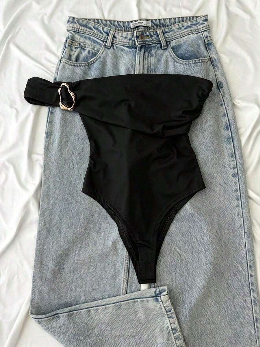 Body elegante de mujer con decoración metálica, de un solo hombro, para el verano - Negro - Ver 1