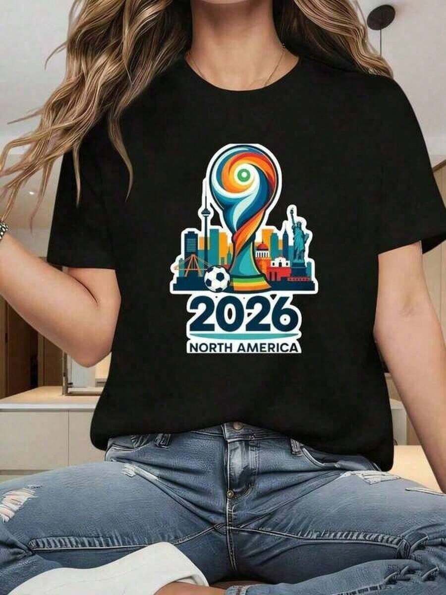 Camiseta de manga corta con estampado de trofeo de la Copa Mundial de Norteamérica 2026 y diseño de fútbol, color marrón lavado retro, corte holgado y de gran tamaño. - Negro - Ver 1