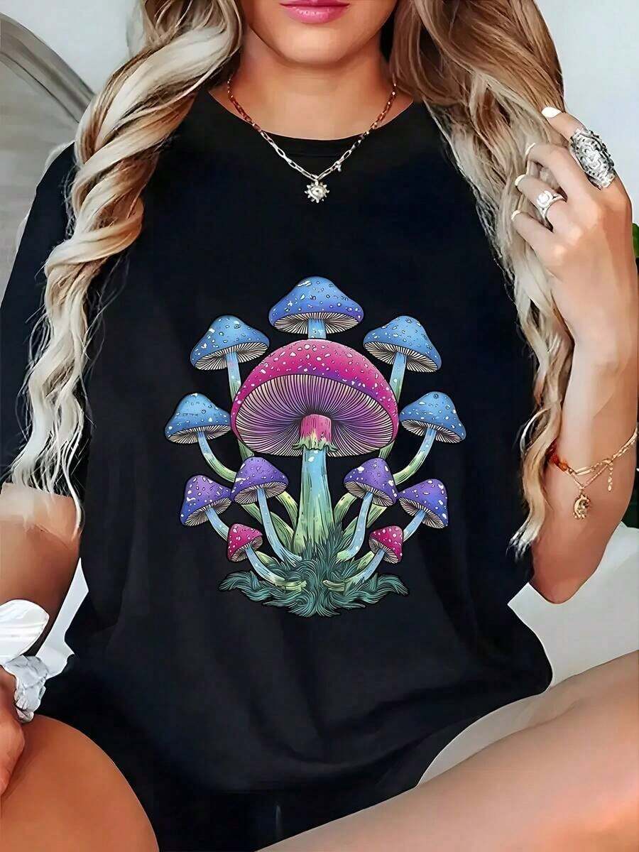 Under The RadarCamiseta estampada con patrón de hongos coloridos 100% puro, cuello redondo cómodo para mujer, manga corta, camiseta transpirable y casual para el verano, regalo de vacaciones. 100% Algodón - Camiseta Unisex de Manga Corta y Cuello Redondo, Estilo Vintage Urbano, Corte Holgado - Negro - Ver 1