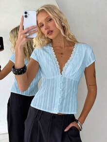 Blusa ajustada de manga corta con cuello de encaje con textura de rombos, botones y fruncido, adecuada para uso casual, ir al trabajo, estilo bohemio y vacaciones en la playa en verano - Celeste - Ver 6