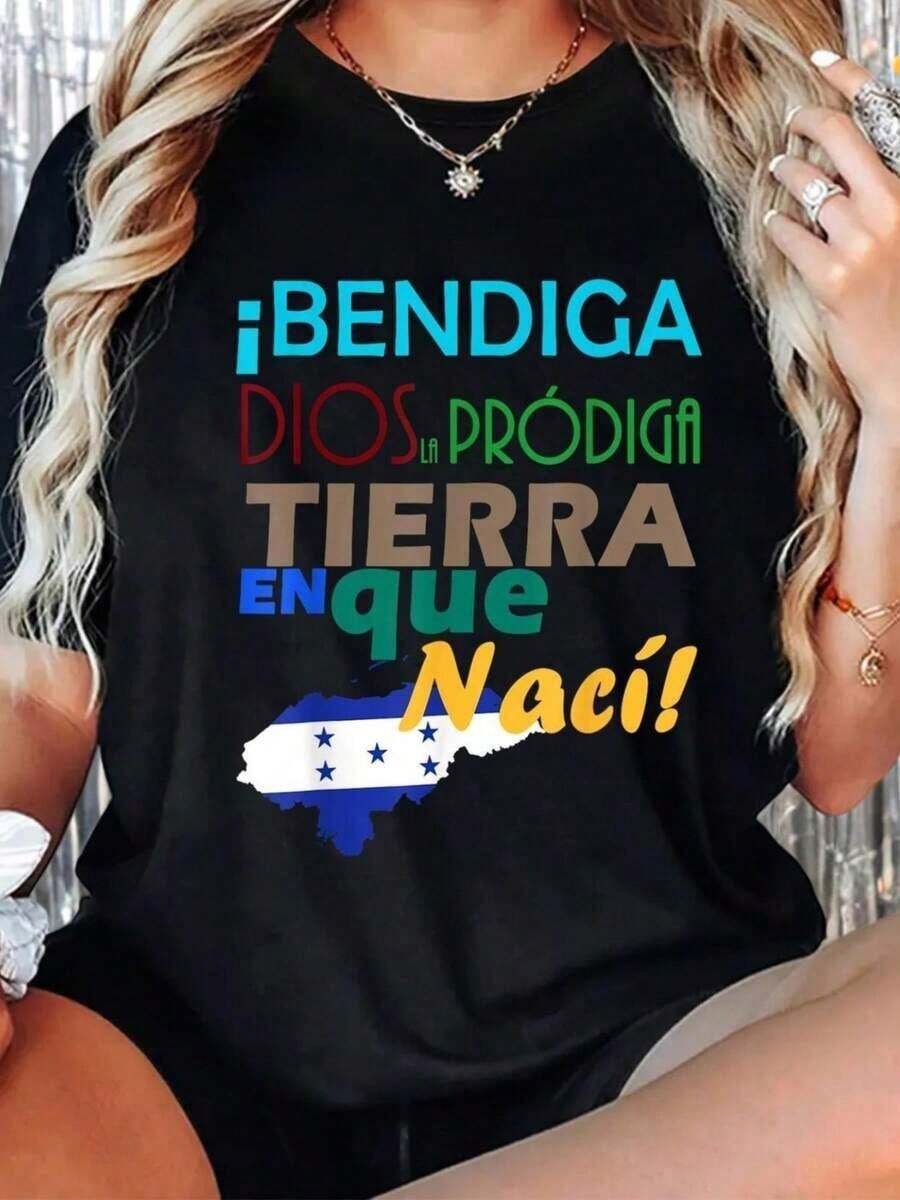 Camia ligera "Glory de Honduras" - Camia negra suave con la frase en español "Bendiga a Honduras" (Que bendiga a Honduras) impresa - Camia patriótica de Honduras en los colores de la bandera nacional - Prenda lavable a máquina, ideal para el Día de la Independencia, eventos culturales y tradiciones hondureñas - Prenda casual de cuello redondo, ropa festiva, diseño con texto audaz, construcción duradera, ropa que expresa el orgullo nacional, una de las favoritas entre los entusiastas de la cultura, 100% algodón. Ideal para regalar. Camiseta de mujer. Elegante. Estilo bohemio. Prenda suave, transpirable y cómoda, perfecta para primavera, verano y otoño; ideal para vacaciones, viajes y uso diario. Perfecta para ver un partido. - Negro - Ver 1